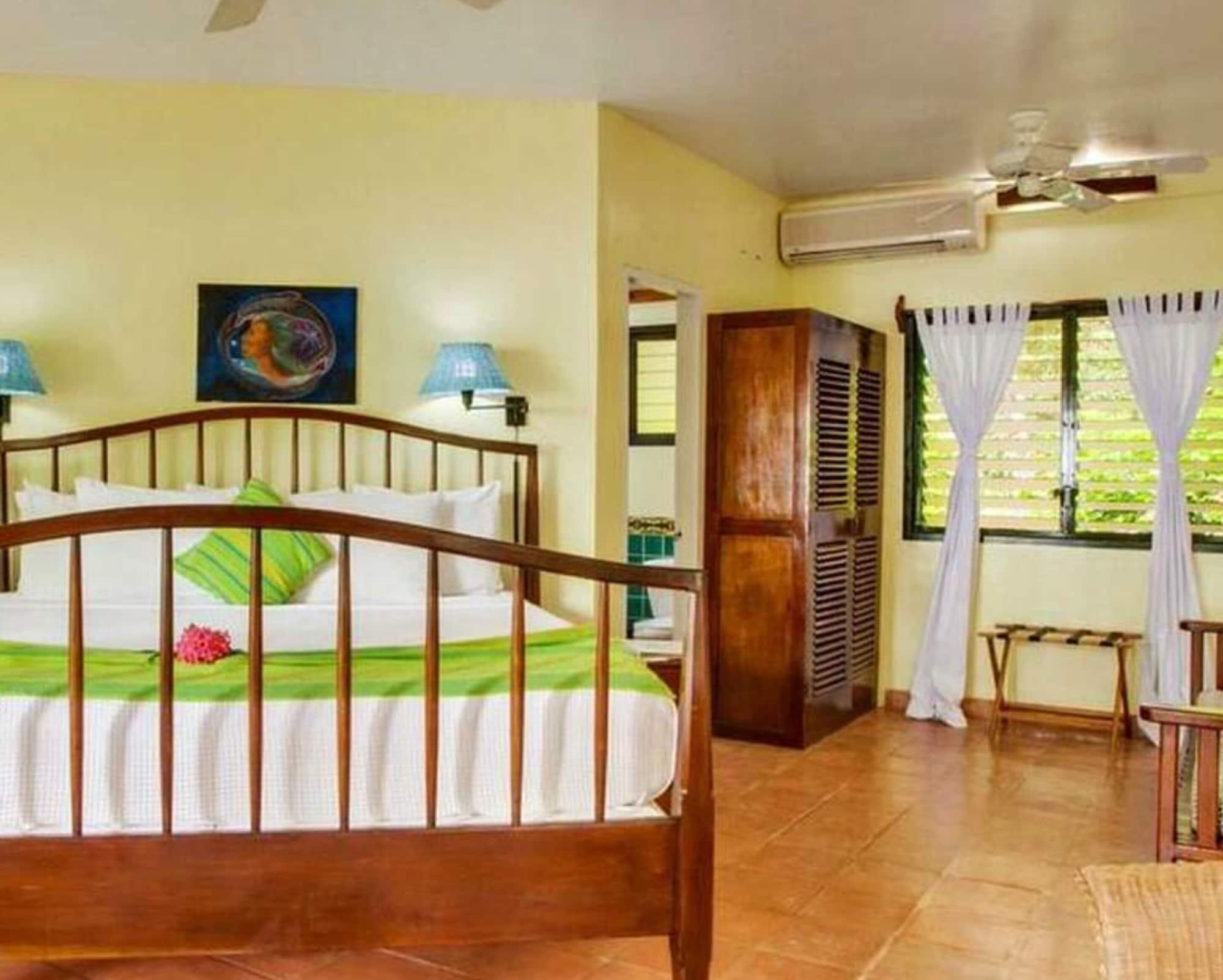 Robert'S Grove Beach Resort Placencia Exterior photo